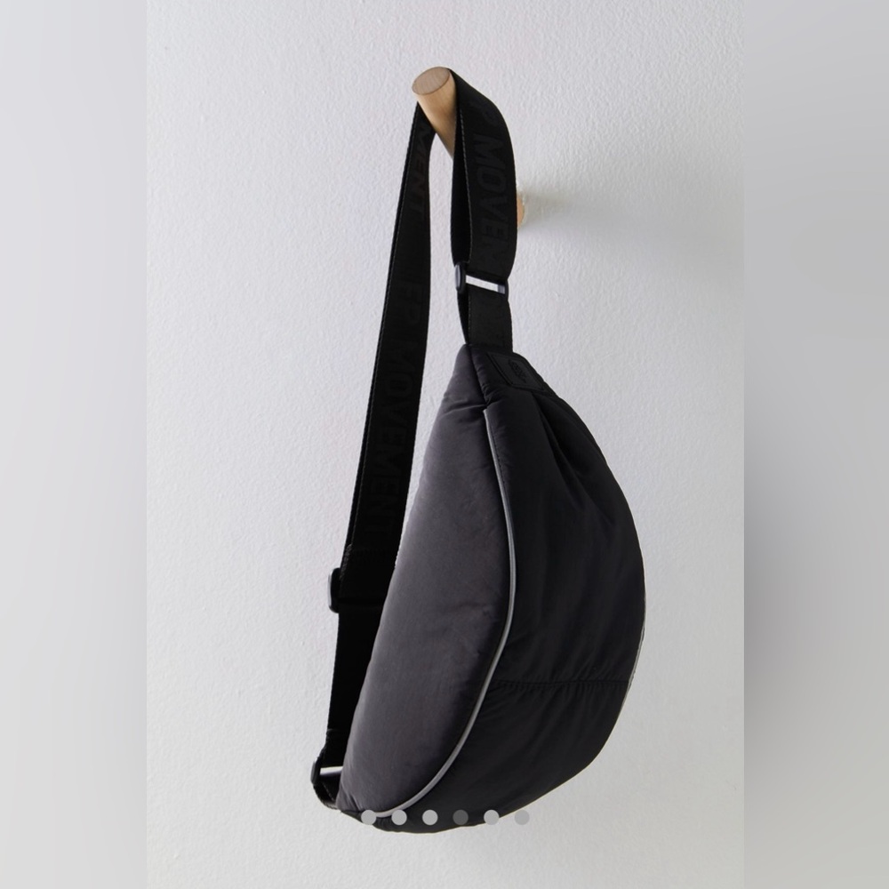 NWT FREE PEOPLE MOVEMENT Bulls Eye Sling Bag | Black MSRP $40 - Picture 2 of 10